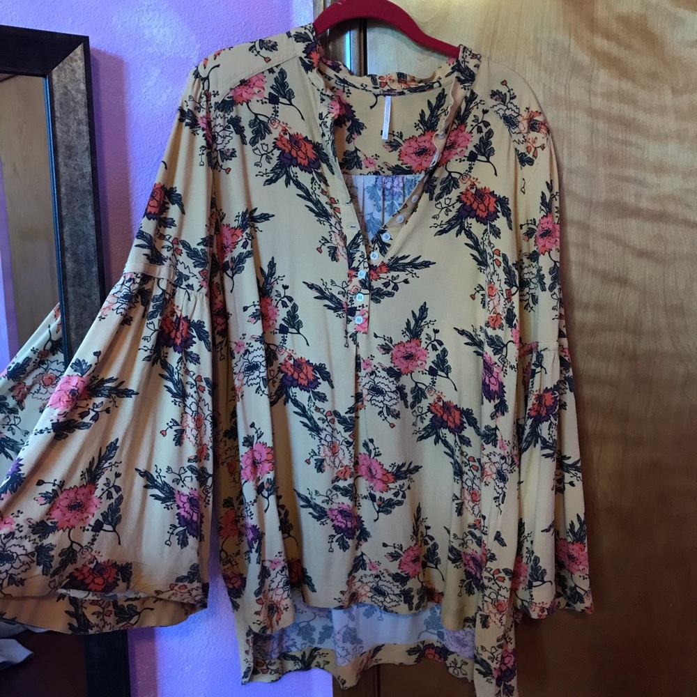 Flowy shirt with bell sleeves